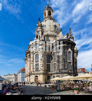 Cafés vor der Frauenkirche, gesehen von Salzgasse, Dresden, Sachsen, Deutschland Stockfoto