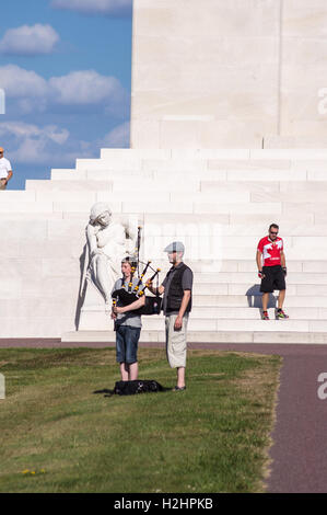 Junge Piper, Canadian National Vimy Memorial von Walter Seymour Allward, 1925-1936, Vimy Ridge, Pas-de-Calais, Ile de France, Frankreich Stockfoto