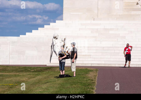 Junge Piper, Canadian National Vimy Memorial von Walter Seymour Allward, 1925-1936, Vimy Ridge, Pas-de-Calais, Ile de France, Frankreich Stockfoto