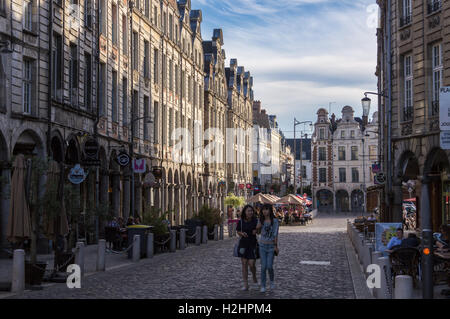 Zwei jungen, asiatischen Frauen in Place des Héros, Arras, Pas-de-Calais, Frankreich Stockfoto