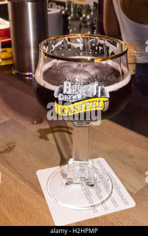 Ein bedrucktes Glas von Kasteel Rouge Bier/Cherry Brandy Mischung, Couleur Café Bar, Place Des Héros, Arras, Pas-de-Calais, Ile de France, Frankreich Stockfoto