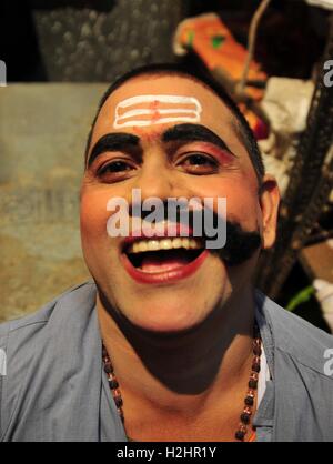 Make-up angewendet auf einen Künstler als Kumbhkarna verkleidet, an den Start einer Phase zeigen "Ram Leela" in Allahabad, Ramlila (Ramlila) (buchstäblich "Rama Lila oder Play") ist eine dramatische Folkore-Re-Inszenierung des Lebens von Rama, landen in der zehntägigen Schlacht zwischen Rama und Ravana, wie beschrieben in den hinduistischen religiösen Epos Ramayana. Eine Tradition, die stammt aus dem indischen Subkontinent, das Spiel findet jährlich oft über zehn oder mehr aufeinanderfolgende Nächte, den günstigen Zeitraum "Sharad Navratras", die markiert des Beginns der Herbst-Festtage, beginnend mit dem Dussehra-Festival. (Pho Stockfoto