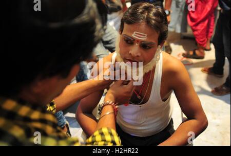 Makeup Artist Künstler Feinschliff verleihen gekleidet als Hindu Gott Bramha vor der Durchführung auf der Bühne in Allahabad, Ramlila (Ramlila) (buchstäblich "Rama Lila oder Play") ist eine dramatische Folkore-Re-Inszenierung des Lebens von Rama, landen in der zehntägigen Schlacht zwischen Rama und Ravana, wie beschrieben in den hinduistischen religiösen Epos Ramayana. Eine Tradition, die stammt aus dem indischen Subkontinent, das Spiel findet jährlich oft über zehn oder mehr aufeinanderfolgende Nächte, den günstigen Zeitraum "Sharad Navratras", markiert den Beginn der festlichen Herbstperiode, beginnend mit der Dussehra-f Stockfoto