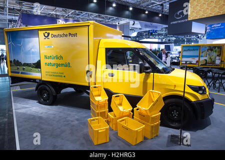 Neue elektrische Post-Lieferwagen von Deutsche Post DHL auf der IAA Stockfoto