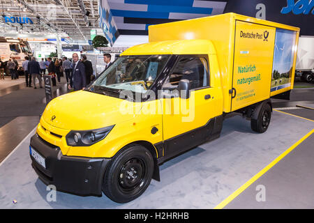 Neue elektrische Post-Lieferwagen von Deutsche Post DHL auf der IAA Stockfoto