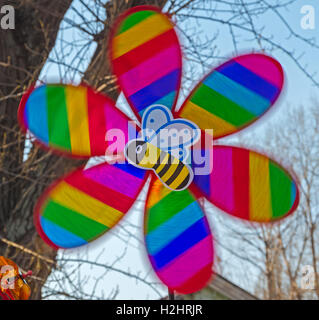 Mehrfarbige Kinderspielzeug in Form von einem Propeller und Biene in Bewegung Stockfoto