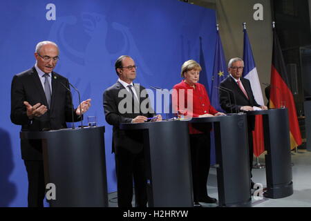 Berlin, Deutschland. 28. Sep, 2016. Bei einem Treffen von Bundeskanzlerin Angela Merkel mit dem Präsidenten von Frankreich, Herr Francois Hollande, Präsident der Europäischen Kommission, Herrn Jean-Claude Juncker, und der Präsident des European Roundtable of Industrialists, Mr Benoît Potier Presseerklärungen. Bildnachweis: Simone Kuhlmey/Pacific Press/Alamy Live-Nachrichten Stockfoto