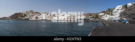 Fuerteventura, Kanarische Inseln, Nordafrika, Spanien: Skyline und Panoramablick auf den Hafen und die kleinen Fischerdorf Las Playitas Stockfoto