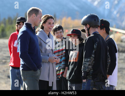 Der Herzog und die Herzogin von Cambridge sprechen Sie mit Einheimischen auf Montana Berg in der Nähe von Carcross, Kanada, am fünften Tag der königlichen Tour nach Kanada. Stockfoto