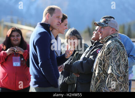 Der Herzog und die Herzogin von Cambridge sprechen Sie mit Einheimischen auf Montana Berg in der Nähe von Carcross, Kanada, am fünften Tag der königlichen Tour nach Kanada. Stockfoto