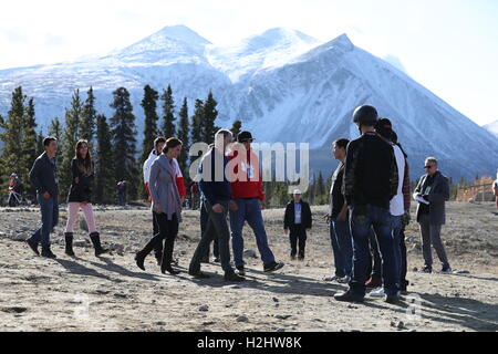 Der Herzog und die Herzogin von Cambridge sprechen Sie mit Einheimischen auf Montana Berg in der Nähe von Carcross, Kanada, am fünften Tag der königlichen Tour nach Kanada. Stockfoto