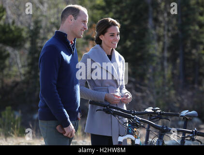 Der Herzog und die Herzogin von Cambridge sprechen Sie mit Einheimischen auf Montana Berg in der Nähe von Carcross, Kanada, am fünften Tag der königlichen Tour nach Kanada. Stockfoto