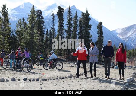 Der Herzog und die Herzogin von Cambridge sprechen Sie mit Einheimischen auf Montana Berg in der Nähe von Carcross, Kanada, am fünften Tag der königlichen Tour nach Kanada. Stockfoto