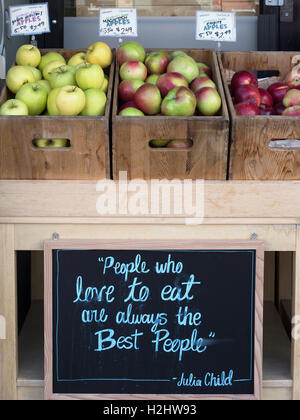 Golden Delicious, Macintosh und Empire Bio-Apfelsorten aus British Columbia zum Verkauf auf dem Calgary Market, mit Zitat von Julia Child Stockfoto