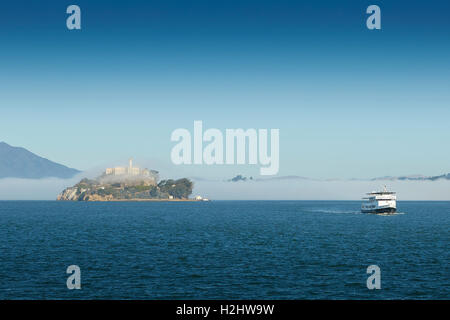 Am frühen Morgen Bild von Alcatraz, Seenebel Überrollen der Insel. Stockfoto