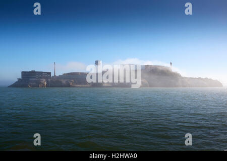 Am frühen Morgen Bild von Alcatraz, Seenebel Überrollen der Insel. Stockfoto