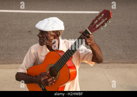 Ein Musiker seine Gitarre in Zentral-Havanna, Kuba. Stockfoto
