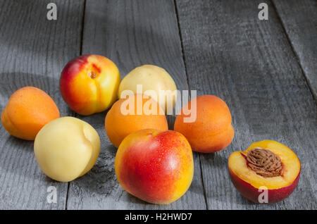Die Früchte liegen auf dem alten hölzernen Hintergrund Stockfoto