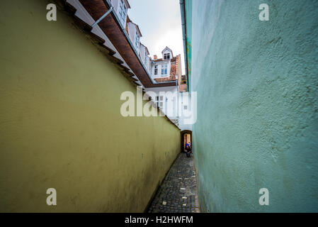 80m lange Strada Sforii (Seil Straße auch als Zeichenfolge Street) in Brasov, Rumänien, eines der schmalsten Straßen in Europa Stockfoto