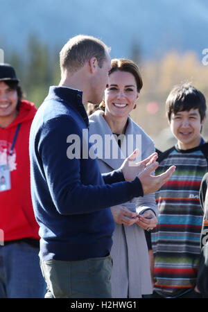 Der Herzog und die Herzogin von Cambridge sprechen Sie mit Einheimischen auf Montana Berg in der Nähe von Carcross, Kanada, am fünften Tag der königlichen Tour nach Kanada. Stockfoto