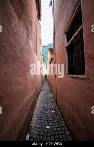 80m lange Strada Sforii (Seil Straße auch als Zeichenfolge Street) in Brasov, Rumänien, eines der schmalsten Straßen in Europa Stockfoto