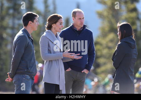 Der Herzog und die Herzogin von Cambridge sprechen Sie mit Einheimischen auf Montana Berg in der Nähe von Carcross, Kanada, am fünften Tag der königlichen Tour nach Kanada. Stockfoto