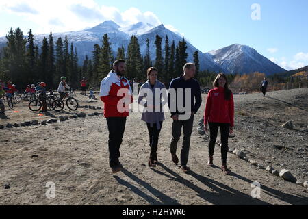 Der Herzog und die Herzogin von Cambridge sprechen mit einheimischen Mountainbikes auf Montana Berg in der Nähe von Carcross, Kanada, am fünften Tag der königlichen Tour nach Kanada. Stockfoto