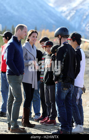 Der Herzog und die Herzogin von Cambridge sprechen Sie mit Einheimischen auf Montana Berg in der Nähe von Carcross, Kanada, am fünften Tag der königlichen Tour nach Kanada. Stockfoto