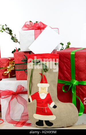 die Weihnachts-Geschenk-Boxen mit Boot von Santa Claus Stockfoto