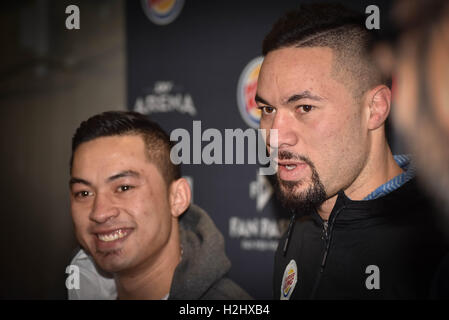 Auckland, Neuseeland. 29. Sep, 2016. New Zealand Schwergewichts-Boxer (R) Joseph Parker und sein Bruder John Parker, sprechen Sie mit den Medien während der Pressekonferenz. © Shirley Kwok/Pacific Press/Alamy Live-Nachrichten Stockfoto