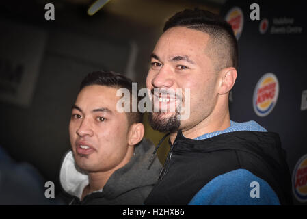 Auckland, Neuseeland. 29. Sep, 2016. New Zealand Schwergewichts-Boxer (R) Joseph Parker und sein Bruder John Parker, sprechen Sie mit den Medien während der Pressekonferenz. © Shirley Kwok/Pacific Press/Alamy Live-Nachrichten Stockfoto