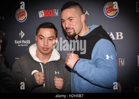 Auckland, Neuseeland. 29. Sep, 2016. New Zealand Schwergewichts-Boxer (R) Joseph Parker und sein Bruder John Parker, sprechen Sie mit den Medien während der Pressekonferenz. © Shirley Kwok/Pacific Press/Alamy Live-Nachrichten Stockfoto