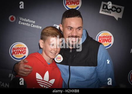 Auckland, Neuseeland. 29. Sep, 2016. New Zealand Schwergewichts-Boxer Joseph Parker stellt ein Foto mit den Fans nach der Pressekonferenz. © Shirley Kwok/Pacific Press/Alamy Live-Nachrichten Stockfoto