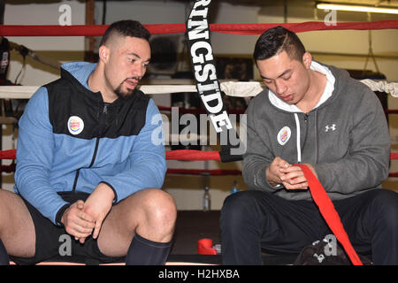 Auckland, Neuseeland. 29. Sep, 2016. New Zealand Schwergewichts-Boxer (L) Joseph Parker und sein Bruder John Parker, sprechen Sie mit den Medien während der Pressekonferenz. © Shirley Kwok/Pacific Press/Alamy Live-Nachrichten Stockfoto