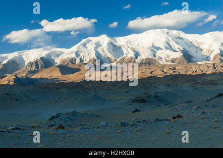 Schneebedeckte Kongkoerh in der Nähe von See Karakul in der Provinz Xinjiang, China Stockfoto