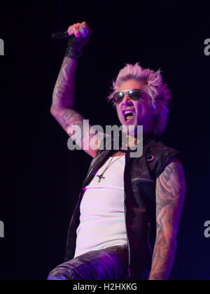 Los Angeles auf der Grundlage SixxAm in Konzert führt. Die Band ist das Nebenprojekt von Mötley Crüe-Bassist Nikki Sixx. Stockfoto