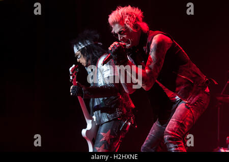 Los Angeles auf der Grundlage SixxAm in Konzert führt. Die Band ist das Nebenprojekt von Mötley Crüe-Bassist Nikki Sixx. Stockfoto