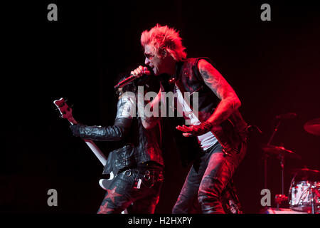 Los Angeles auf der Grundlage SixxAm in Konzert führt. Die Band ist das Nebenprojekt von Mötley Crüe-Bassist Nikki Sixx. Stockfoto