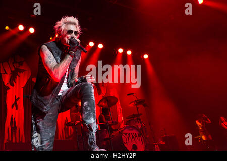 Los Angeles auf der Grundlage SixxAm in Konzert führt. Die Band ist das Nebenprojekt von Mötley Crüe-Bassist Nikki Sixx. Stockfoto