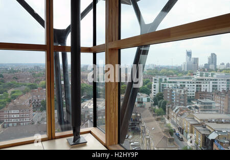 Blick durch Fenster über London von der Aussichtsplattform bei Jungs Krankenhaus Krebs Zentrum Southwark London SE1 UK KATHY DEWITT Stockfoto