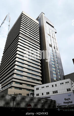 Vertikale Ansicht von Guy's und St. Thomas's Hospital South London, England Großbritannien KATHY DEWITT Stockfoto