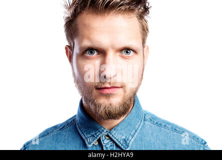 Hipster-Mann im blauen Jeanshemd, Studio gedreht, isoliert Stockfoto