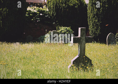 Grabsteine außerhalb einer Kirche in Beaconsfield, Buckinghamshire, England Vintage Retro-Filter. Stockfoto