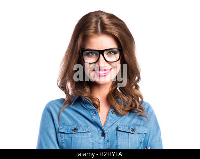 Frau in Denim-Bluse und schwarze Brillen, Studio erschossen Stockfoto