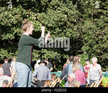 Weibliche Signer mit Gebärdensprache für Hörgeschädigte beim UK-Festival. Stockfoto