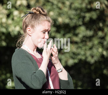 Weibliche Signer mit Gebärdensprache für Hörgeschädigte beim UK-Festival. Stockfoto