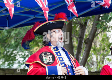 Der Liverpool-Ausrufer lautstark verkündet eine Botschaft an die Huddersfield Town Crier Wettbewerb 2016 Stockfoto