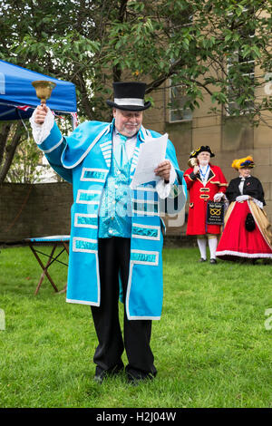 Die Huddersfield Town Crier Vic Watson machen eine Eröffnung Verkündigung beim Huddersfield Town Crier Wettbewerb 2016 Stockfoto