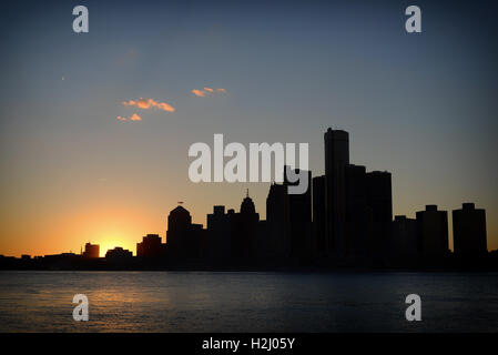Blick auf die Skyline von Detroit bei Sonnenuntergang aus Windsor, Ontario Stockfoto