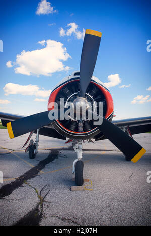 Vorderansicht von Motor und Propeller der alten Vintage Flugzeug Stockfoto